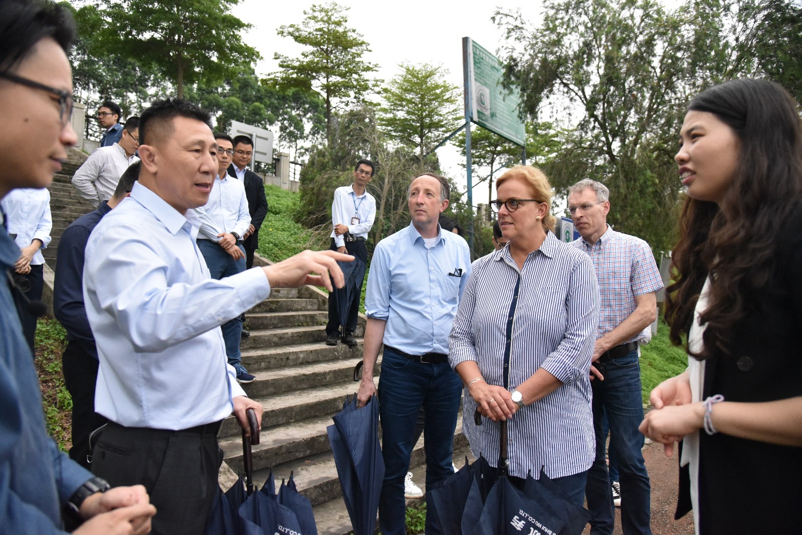 水务集团党委委员、副总经理唐旭现场向代表团一行讲解、交流