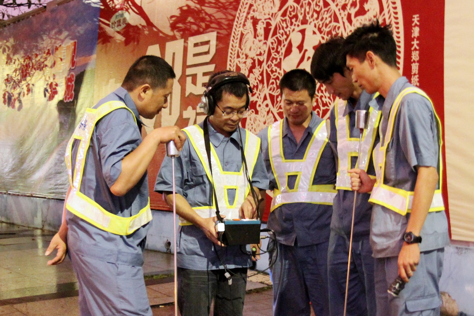 03-林华海（左二）与检漏组组员利用听漏仪进行探漏.jpg