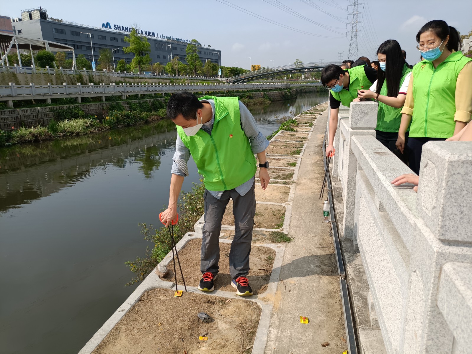 集团机关第一党支部开展“河莞家”清洁河道.jpg 集团机关第一党支部开展“河莞家”清洁河道.jpg