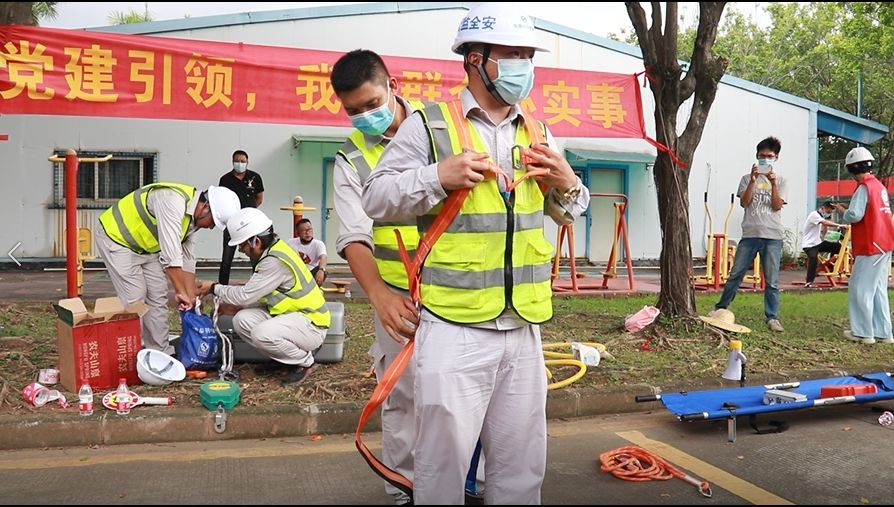 图5:党员志愿者进行安全带佩戴演示.jpg 图5:党员志愿者进行安全带佩戴演示.jpg