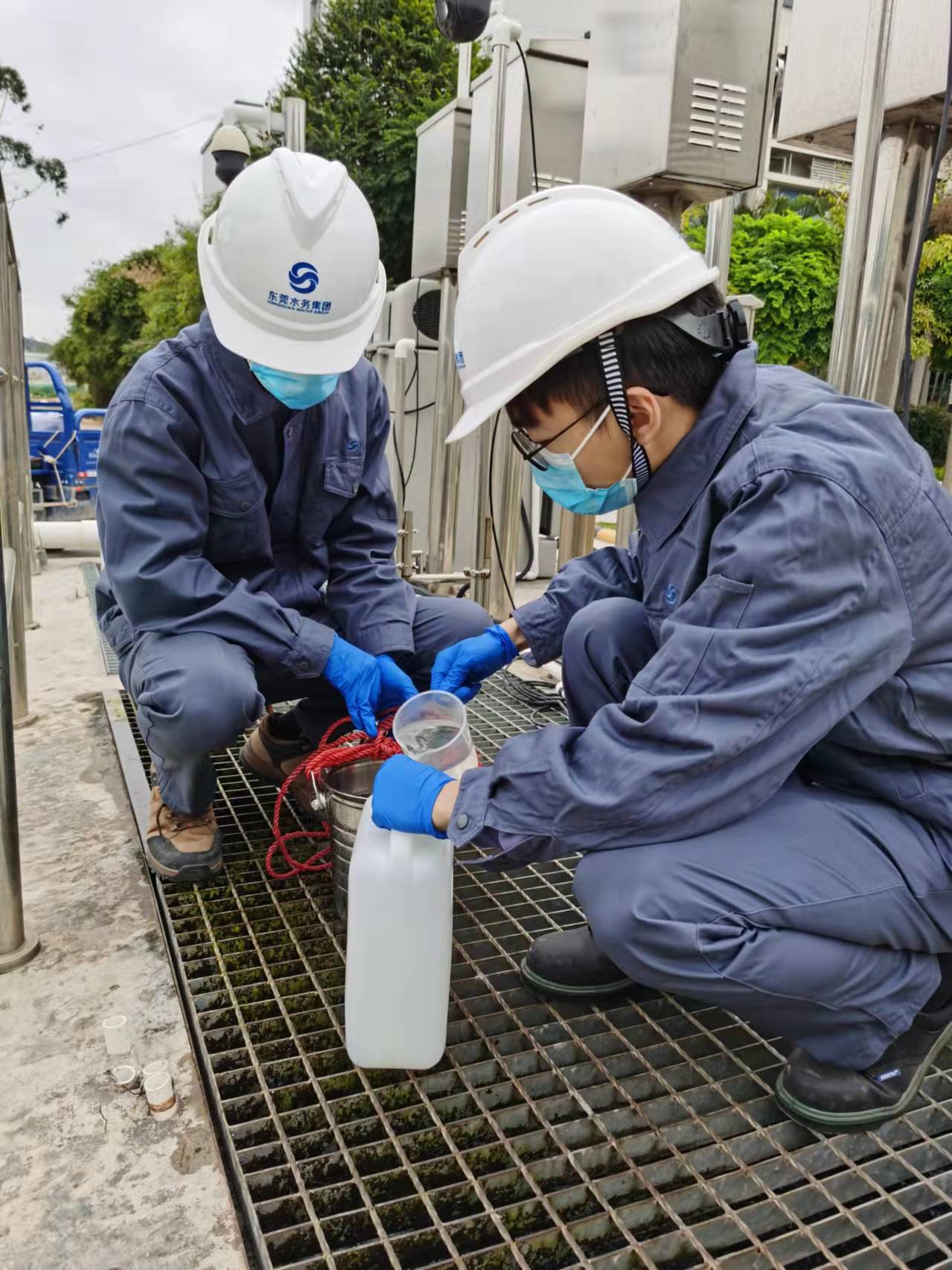 寮步厂运行工刘大维(左)、方智超(右)进行出水水样采集工作4.jpg