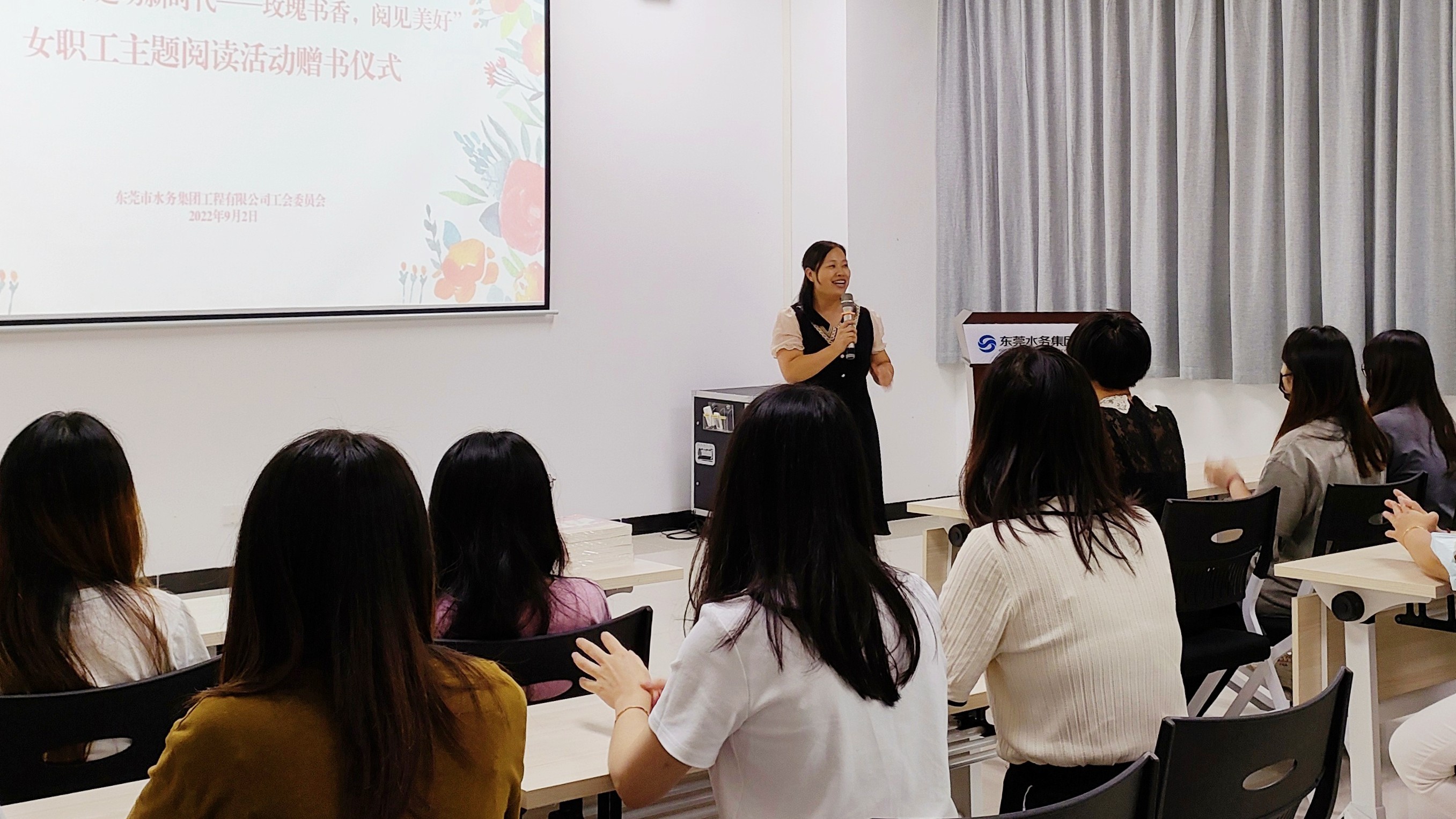 主题阅读活动启动暨赠书仪式现场.jpg 主题阅读活动启动暨赠书仪式现场.jpg