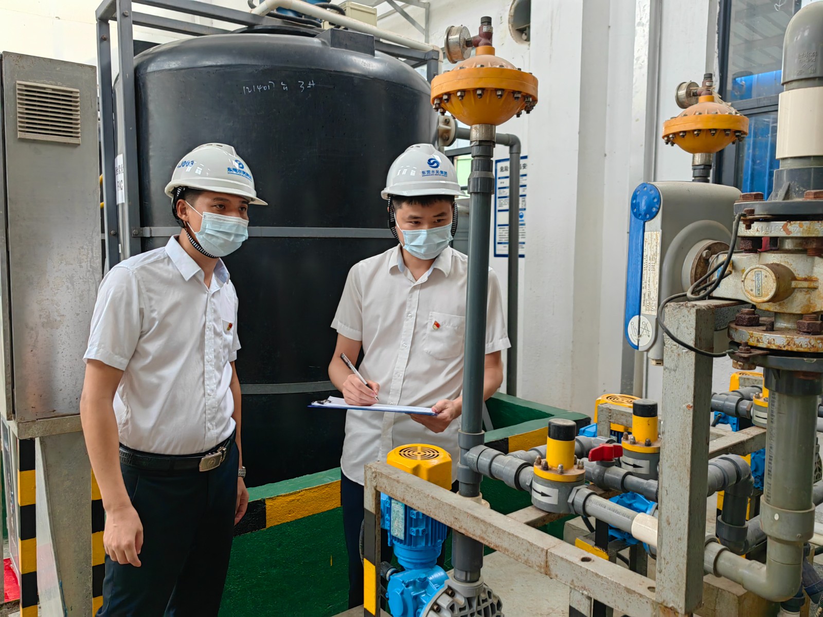 污水厂工作人员通过调整设备药剂稀释比例,实现药剂单耗降低的目标.jpg 污水厂工作人员通过调整设备药剂稀释比例,实现药剂单耗降低的目标.jpg