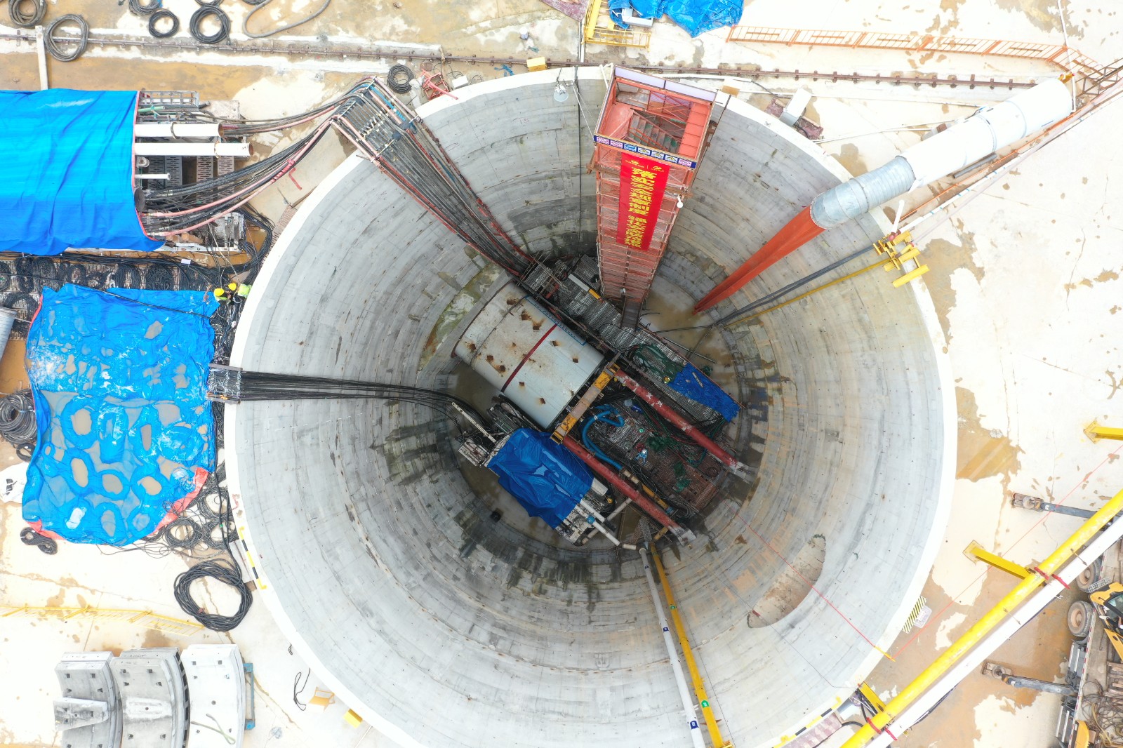 江库联网原水绕松木山水库段原水管道工程(主体段)第二标段R5工作井盾构机施工现场 (2).jpg 江库联网原水绕松木山水库段原水管道工程(主体段)第二标段R5工作井盾构机施工现场 (2).jpg