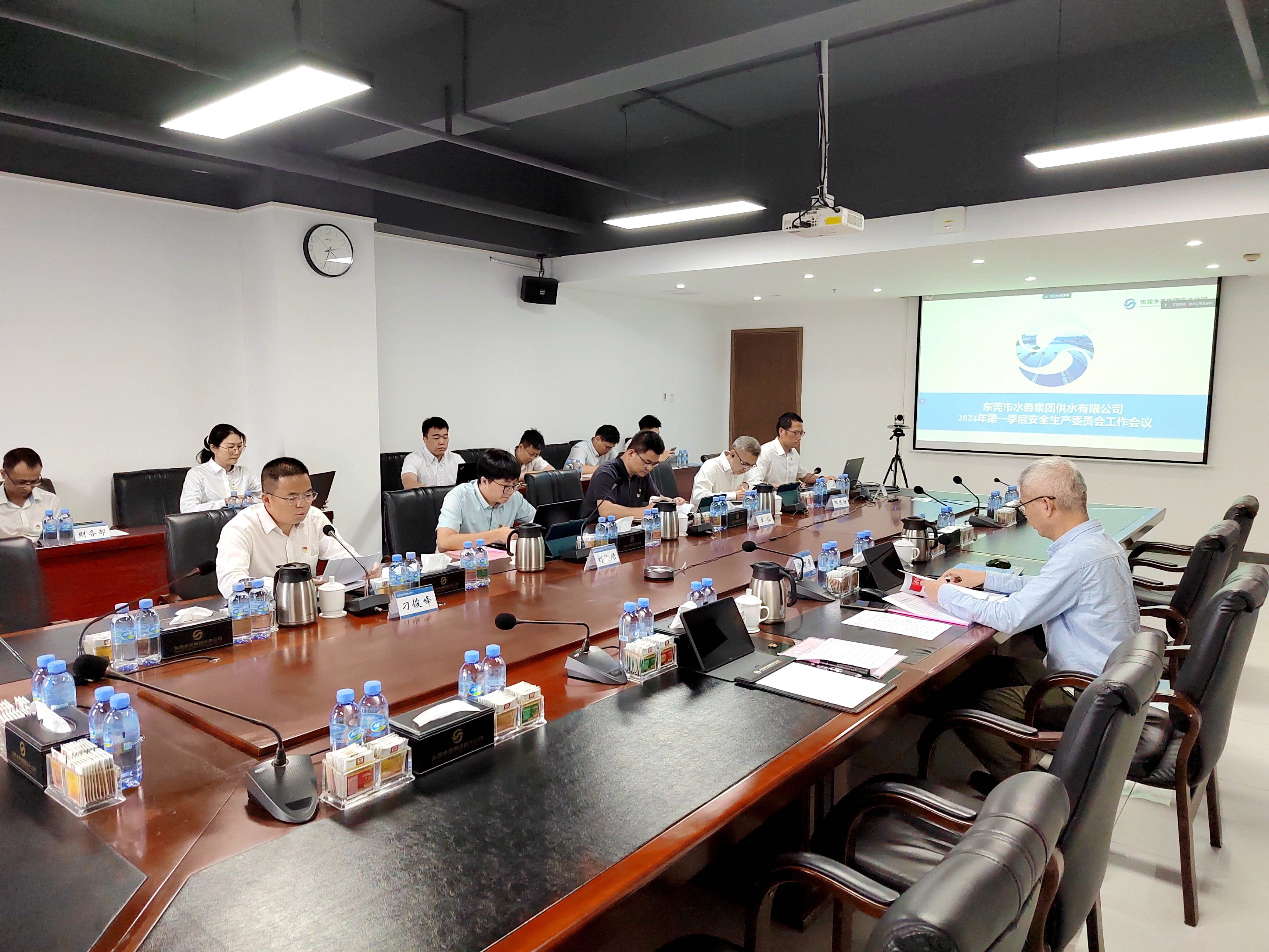 召开安全工作会议筹划部署.jpg 召开安全工作会议筹划部署.jpg