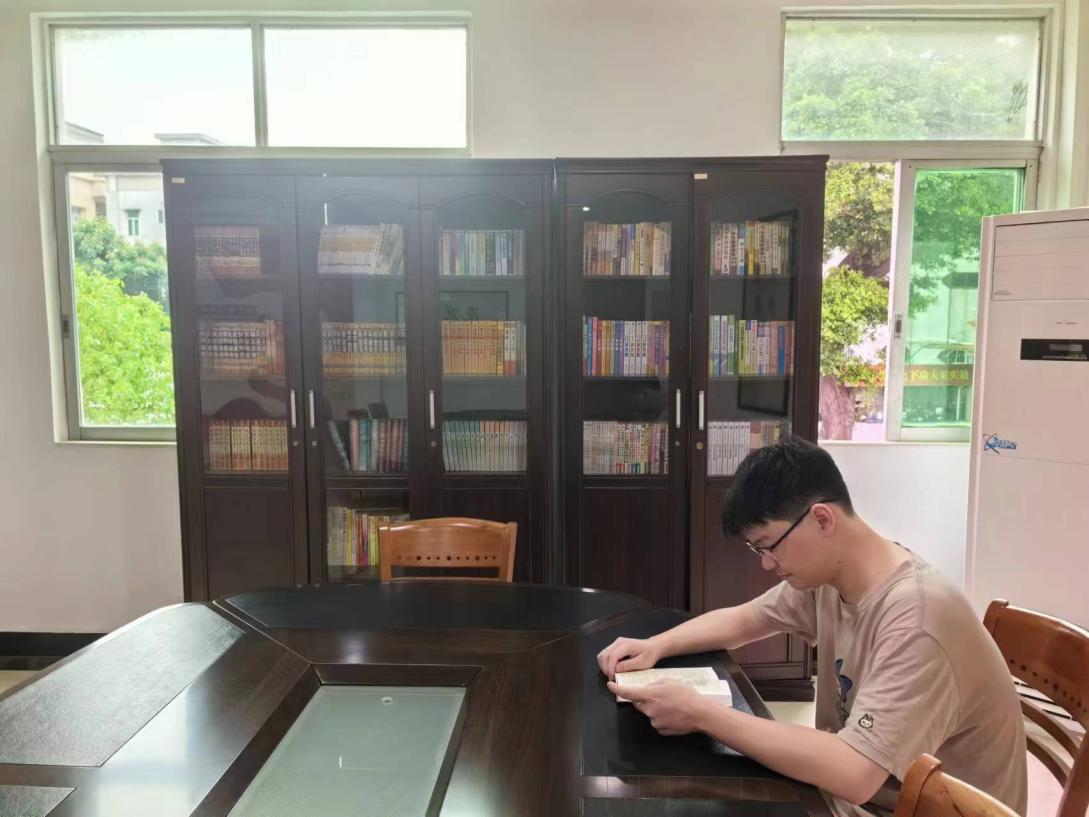 卢镇华2.jpg 卢镇华2.jpg