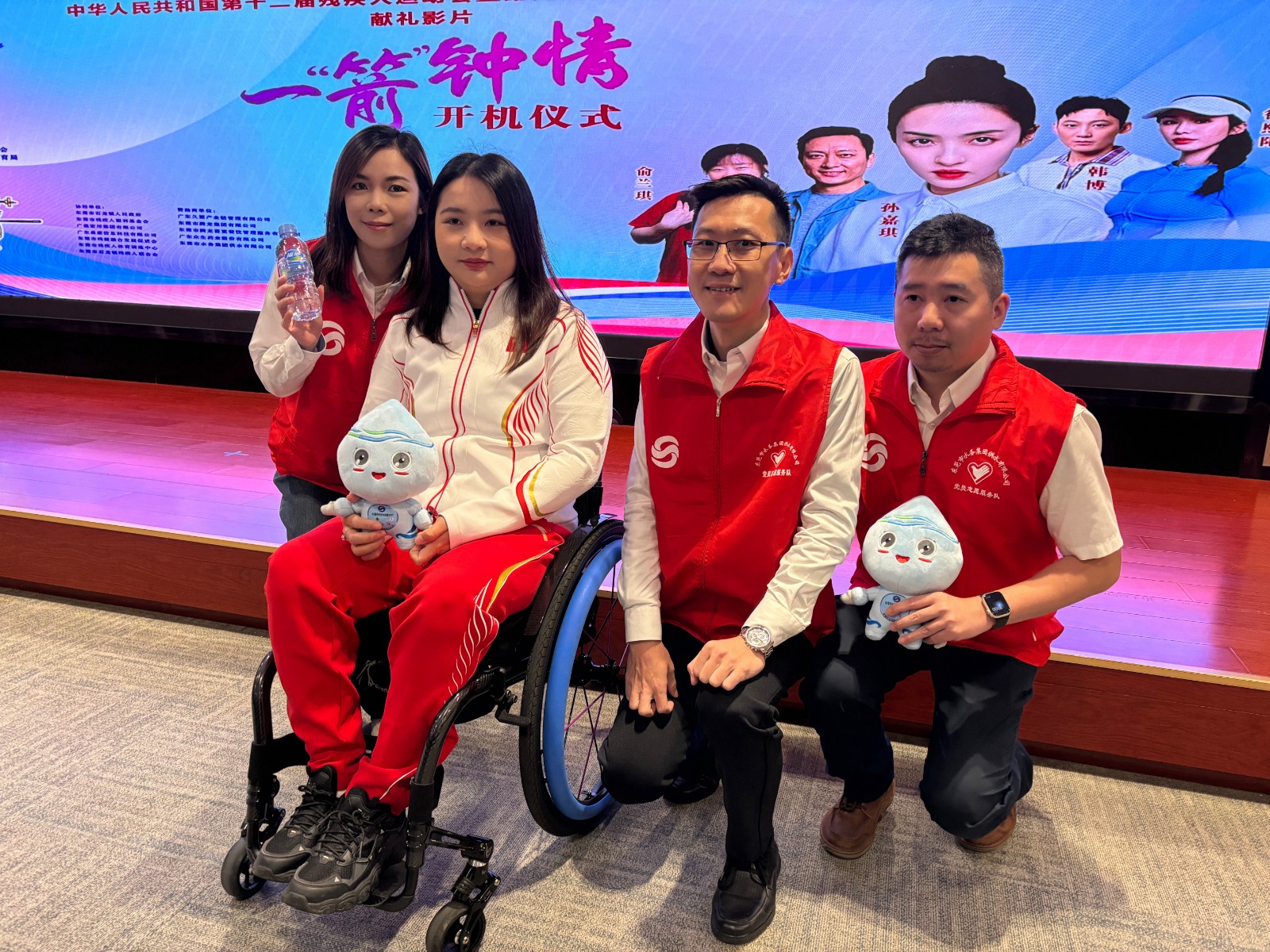 陈敏仪与工作人员合照.jpg 陈敏仪与工作人员合照.jpg