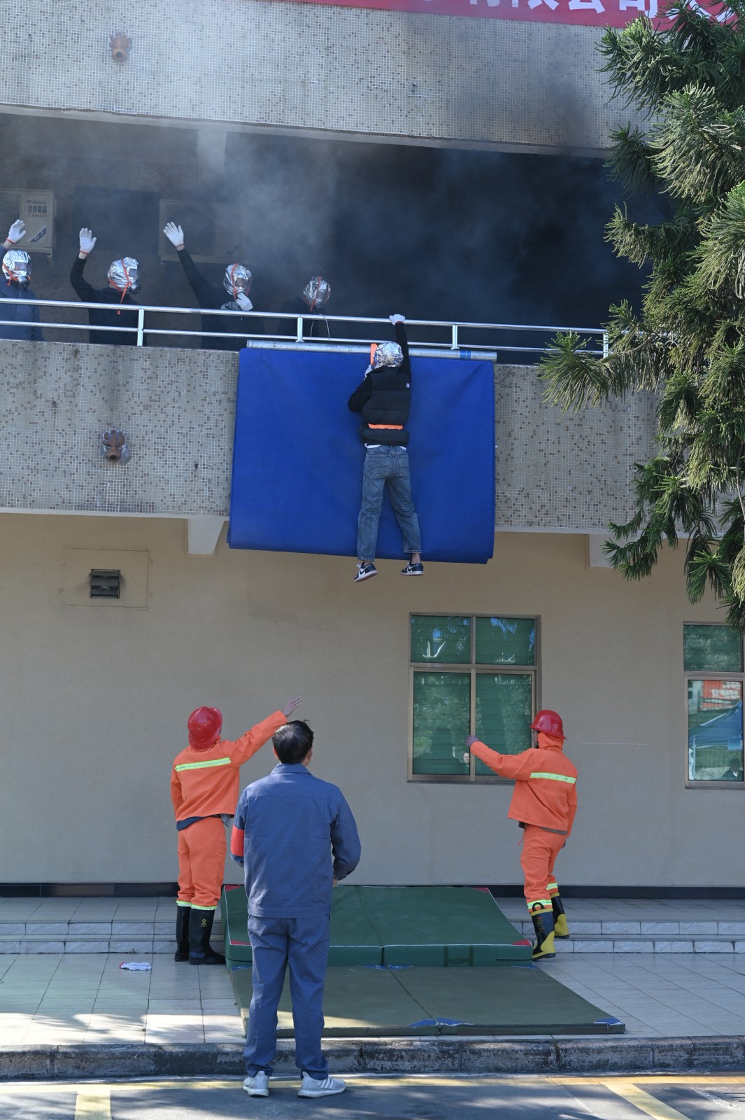开展消防应急演练 (2).JPG