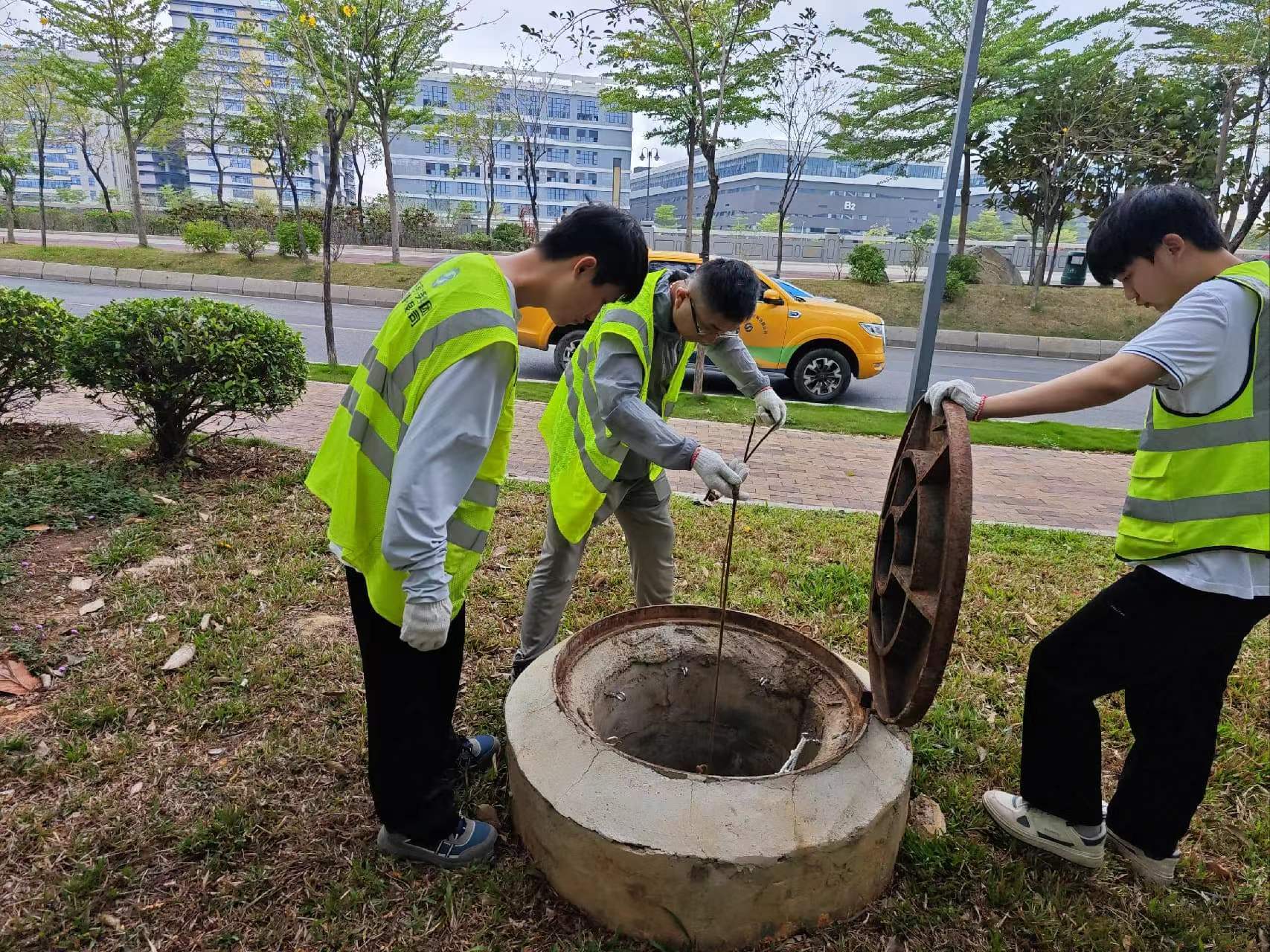 第三分公司运营工作部虎门及长安小组正检查排水管渠通畅情况.jpg 第三分公司运营工作部虎门及长安小组正检查排水管渠通畅情况.jpg