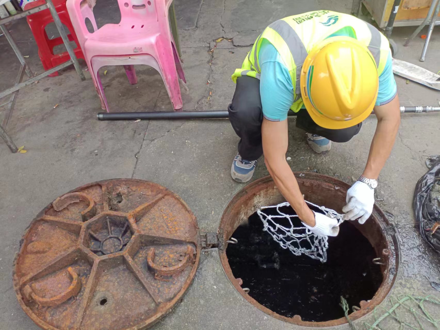 第五分公司运营工作部东坑运维组正安装防坠网.jpg 第五分公司运营工作部东坑运维组正安装防坠网.jpg