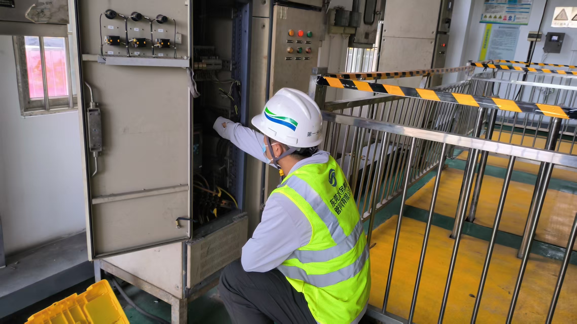 万江街道新谷涌地面泵站 检查1号软启动器.jpg 万江街道新谷涌地面泵站 检查1号软启动器.jpg