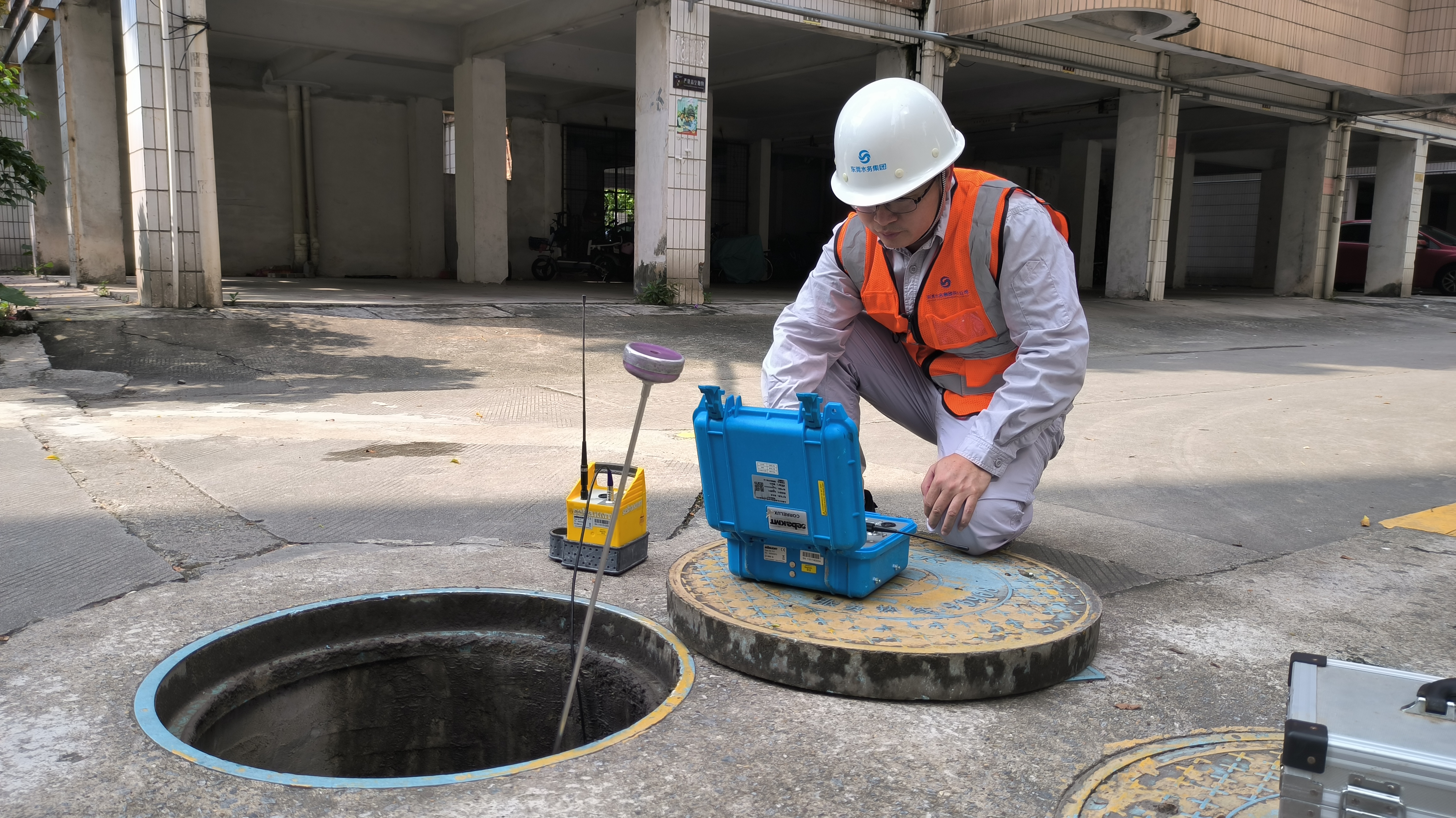 图1:检漏员为供水管道“把脉听诊”.jpg 图1:检漏员为供水管道“把脉听诊”.jpg