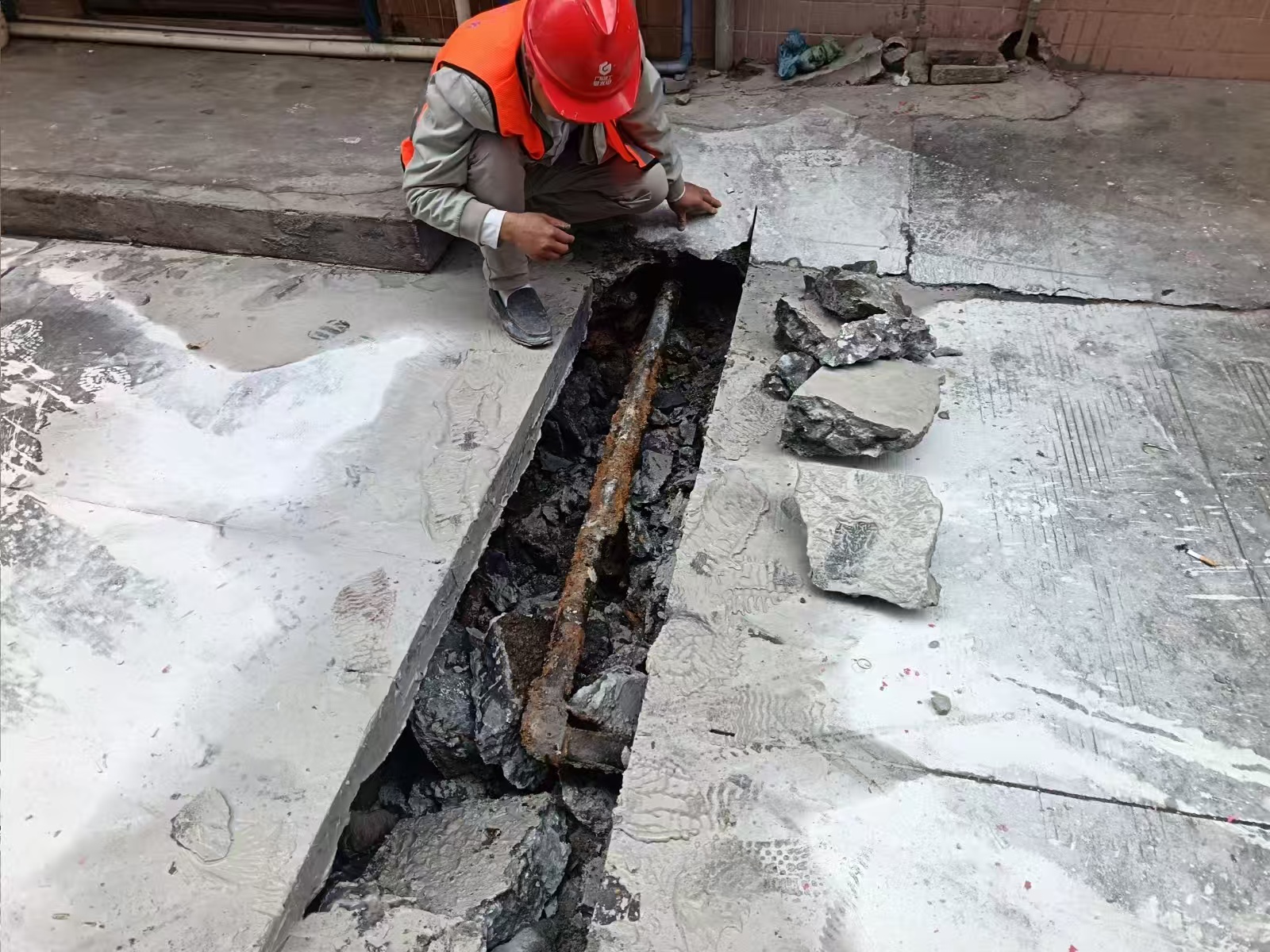 1改造前老化、锈蚀严重的供水管道.jpg 1改造前老化、锈蚀严重的供水管道.jpg