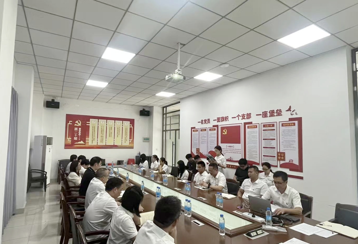 3. 众源公司党支部组织全体党员及关键岗位干部开展分享交流。.jpg