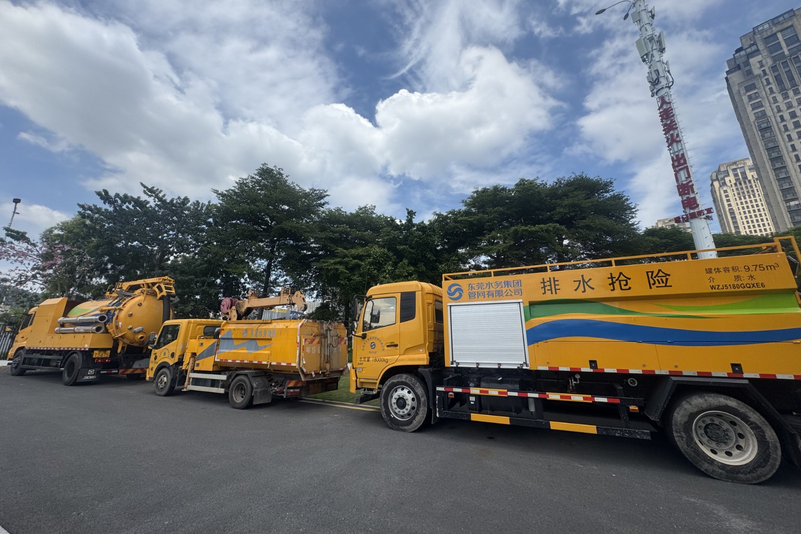 龙吸水等抢险车辆准备就位.jpg