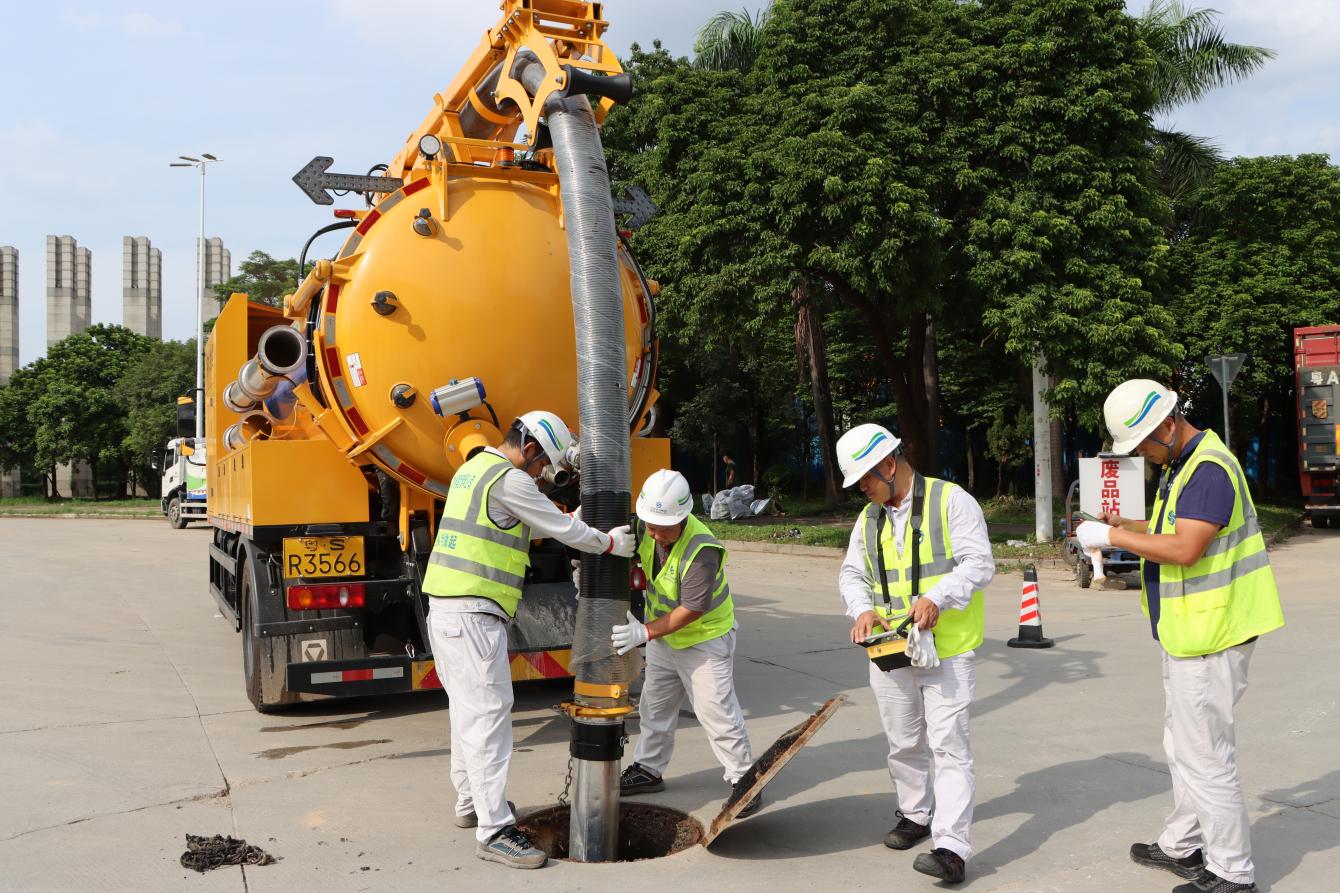 4.一线运维人员利用吸污车清理管道污泥.jpg 4.一线运维人员利用吸污车清理管道污泥.jpg