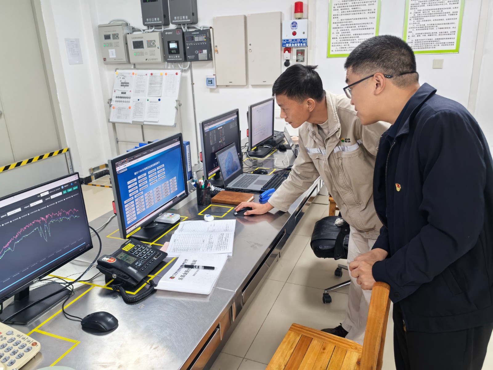 图注：科技公司调研组参观广东新能源公司智能调控室 (2).jpg