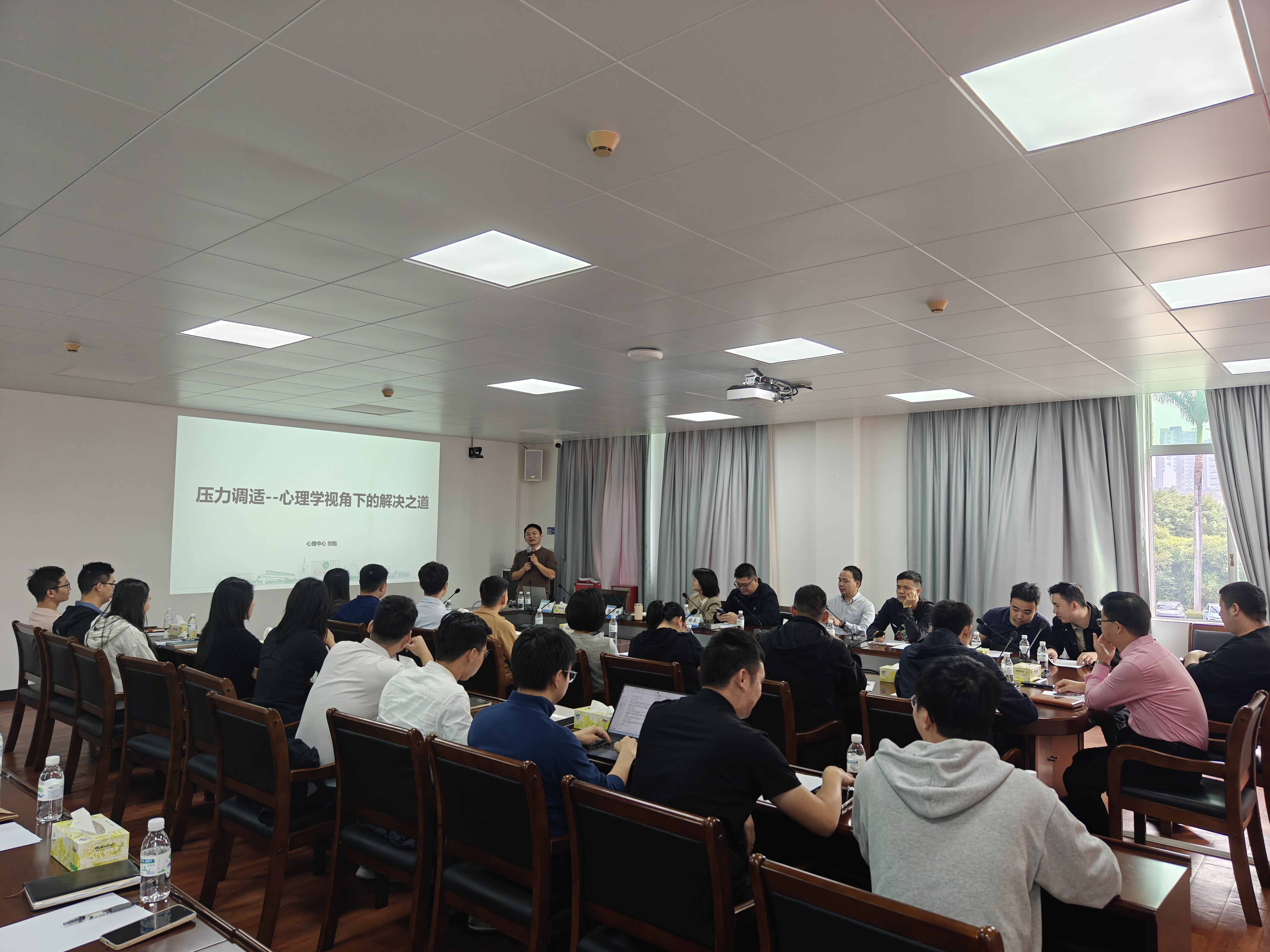 职场心理减压专题辅导现场.jpg