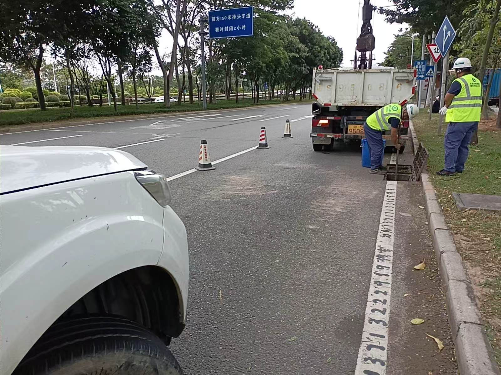 2.一线运维人员在篮球公园附近松山湖大道辅道进行自主机械清疏.jpg