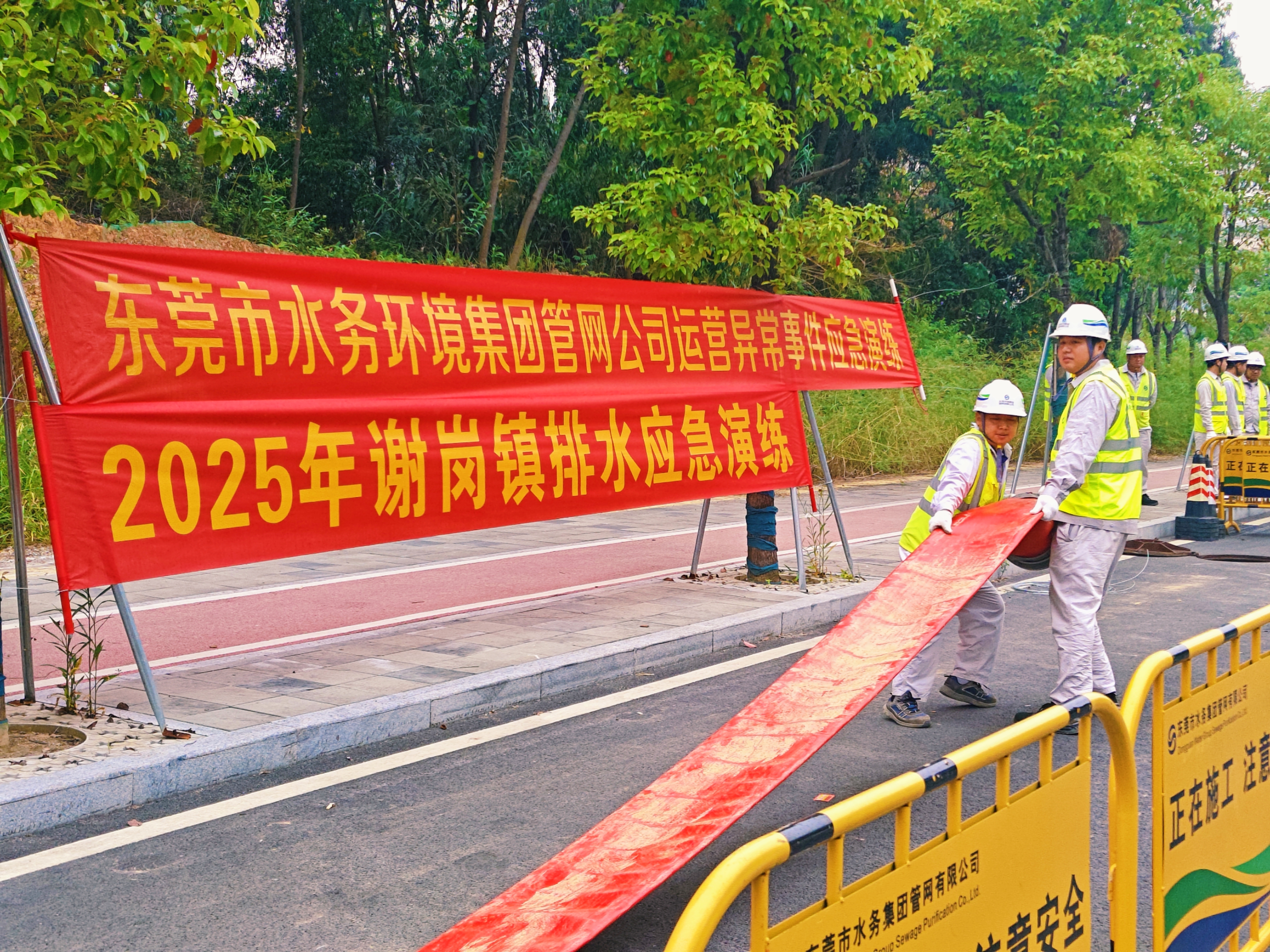 图1  铺设水带.jpg