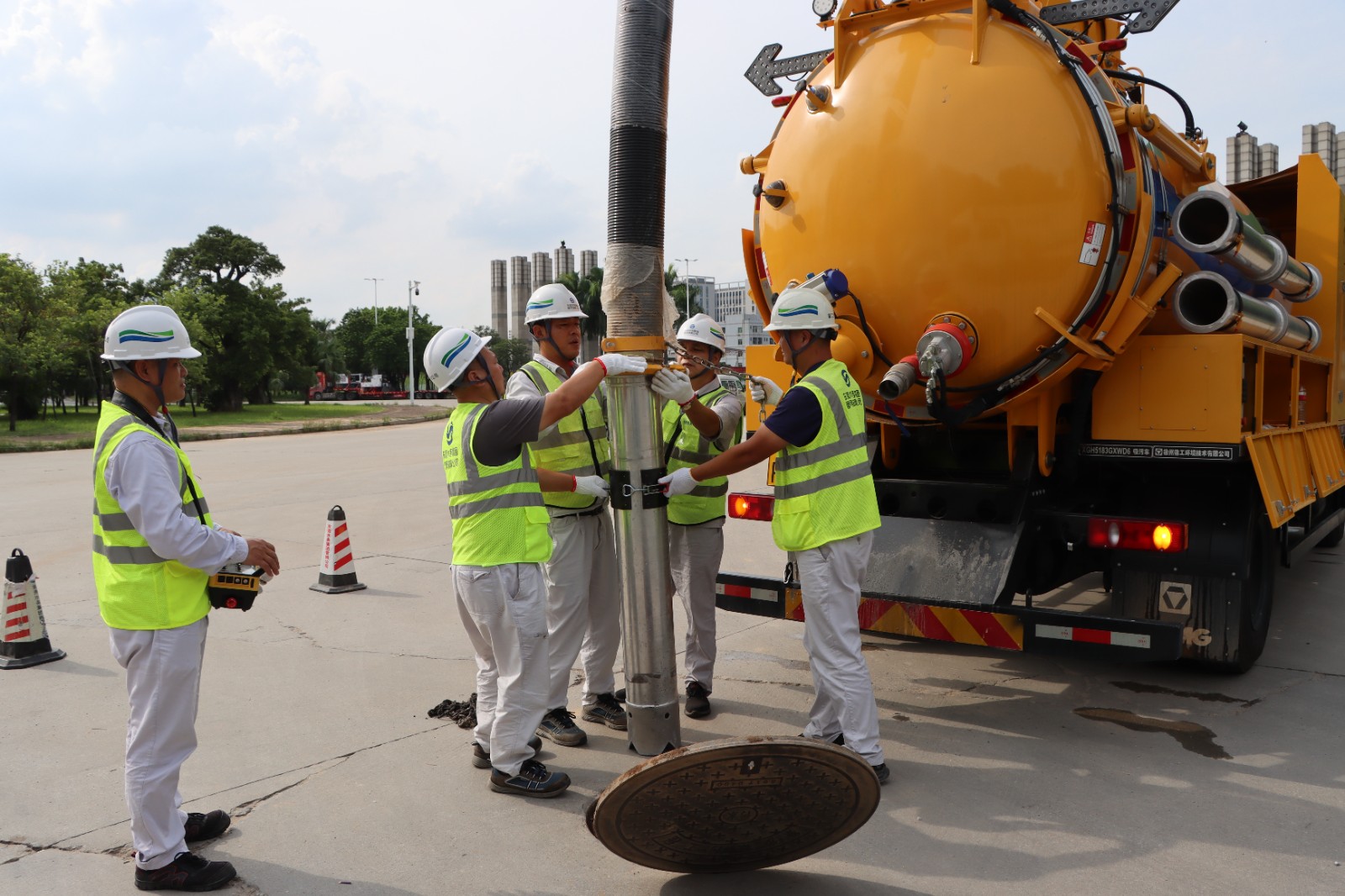 使用风吸式吸污车进行清疏作业.JPG