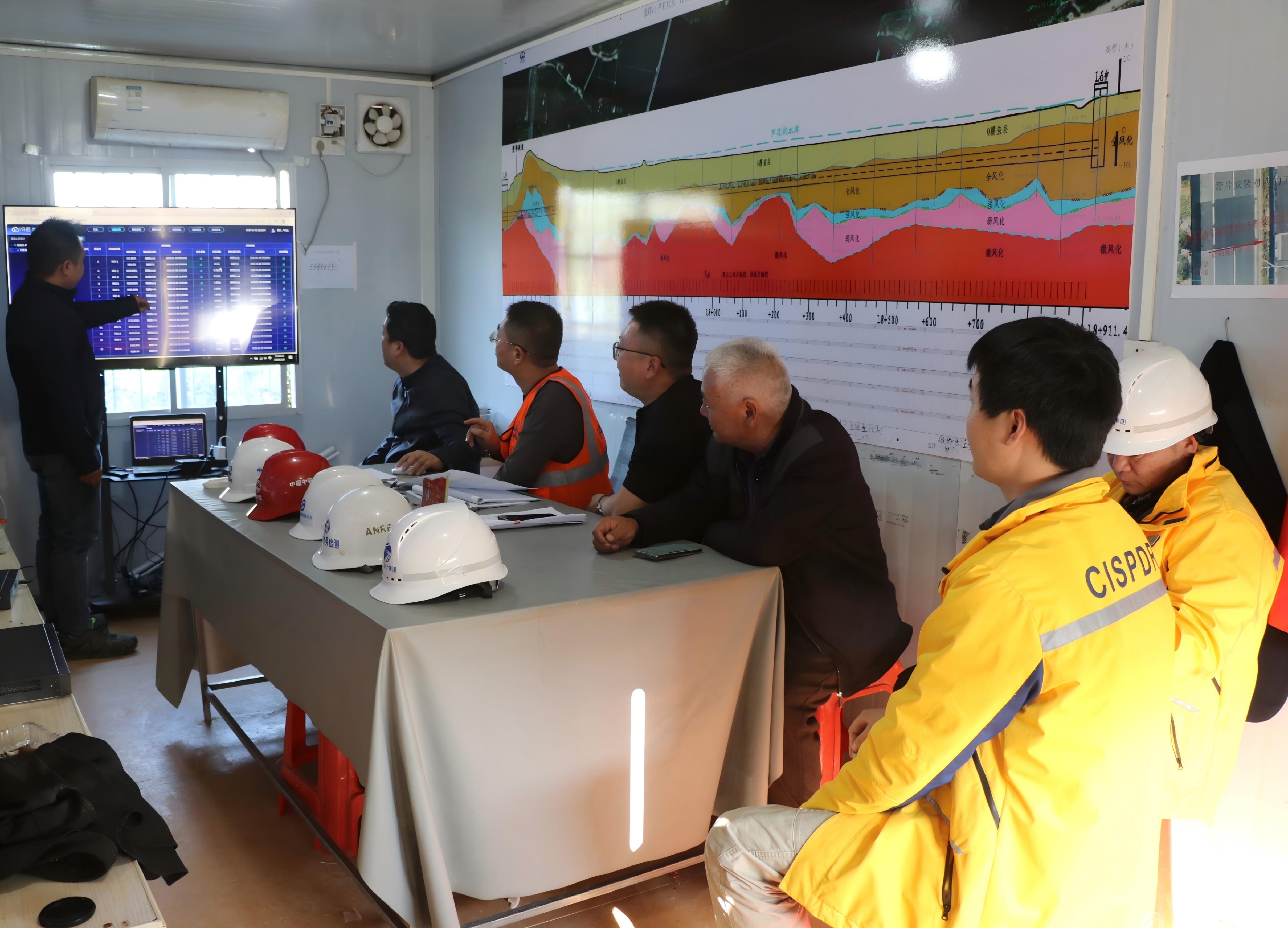 各参建单位进行路面沉降数据分析专题会(1).jpg